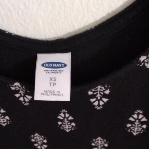 Old Navy Black and White Patterned Top - Picture 2 of 3